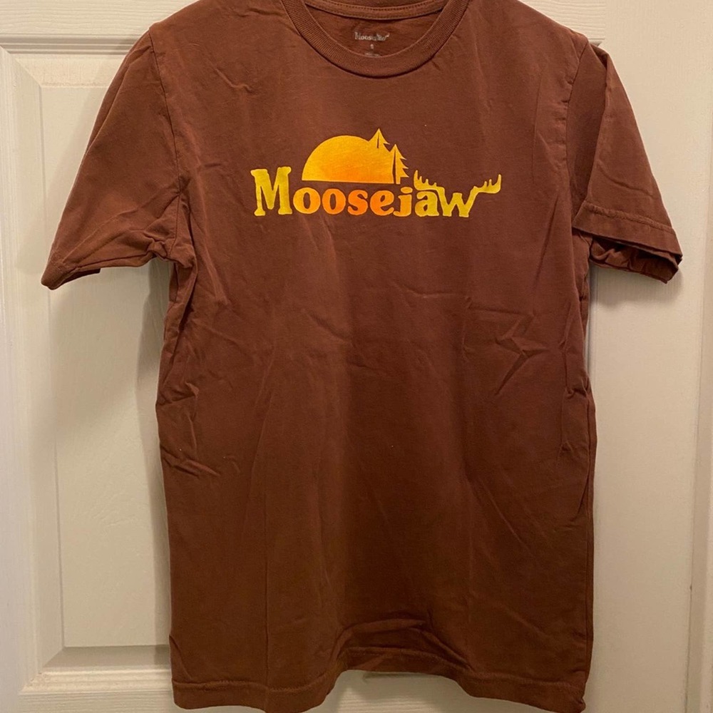 Small brown Moosejaw Mountaineering t-shirt with sunset